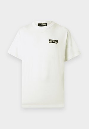 T-shirt bianca a maniche corte con scollo girocollo e piccolo logo nero "Versace Jeans Couture" sul lato sinistro del petto e all'interno del colletto.