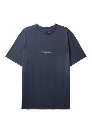 T-shirt Calvin Klein bleu marine foncé à manches courtes, col rond, avec logo blanc centré sur la poitrine, présenté sur un fond blanc.