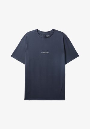 T-shirt Calvin Klein bleu marine foncé à manches courtes, col rond, avec logo blanc centré sur la poitrine, présenté sur un fond blanc.