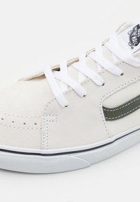 Vans SK8-LOW UNISEX - Sapatilhas - blanc de blanc/khaki
