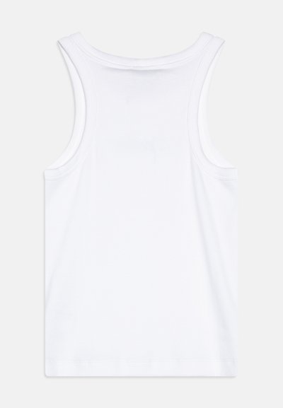 Top sin mangas blanco, hecho de suave tela de algodón. Presenta un escote redondeado y una textura suave, con un diseño simple y limpio.