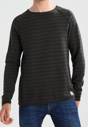 Dunkelgrauer gestreifter Pullover mit langen Ärmeln, rundem Halsausschnitt und Rippstruktur. Verfügt über ein kleines Markenlabel am Saum.