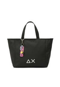 Borsa tote nera realizzata in materiale resistente, con un logo geometrico e un charm colorato attaccato alla cerniera. Due manici robusti.