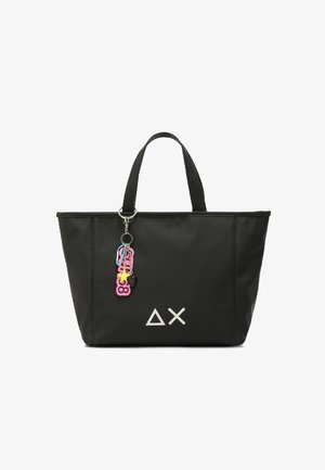 Borsa tote nera realizzata in materiale resistente, con un logo geometrico e un charm colorato attaccato alla cerniera. Due manici robusti.