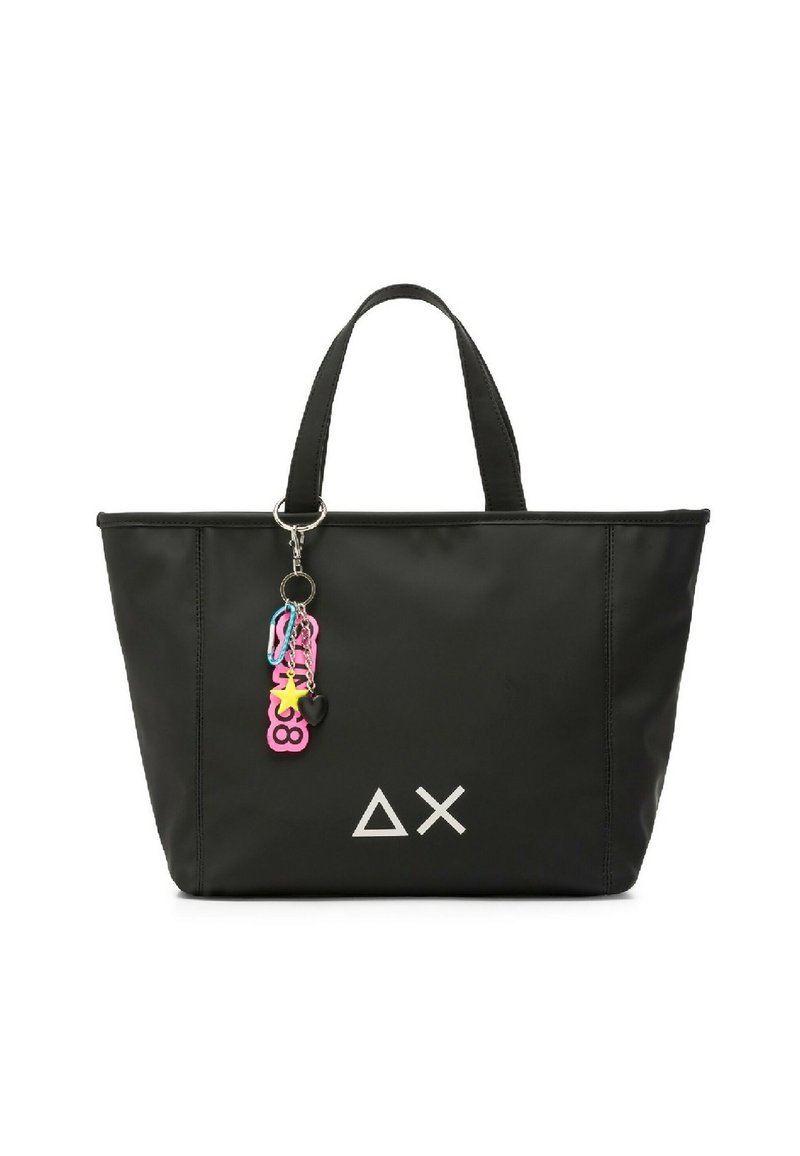 Borsa tote nera realizzata in materiale resistente, con un logo geometrico e un charm colorato attaccato alla cerniera. Due manici robusti.