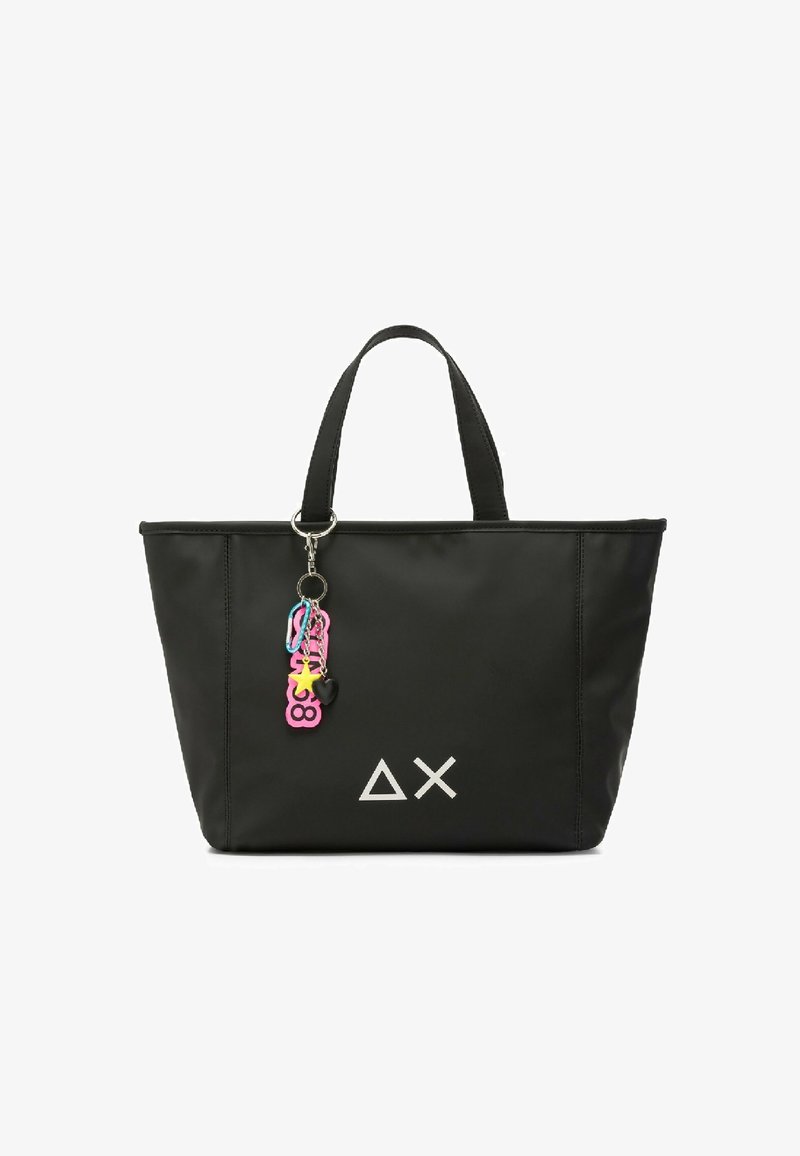 Borsa tote nera realizzata in materiale resistente, con un logo geometrico e un charm colorato attaccato alla cerniera. Due manici robusti.