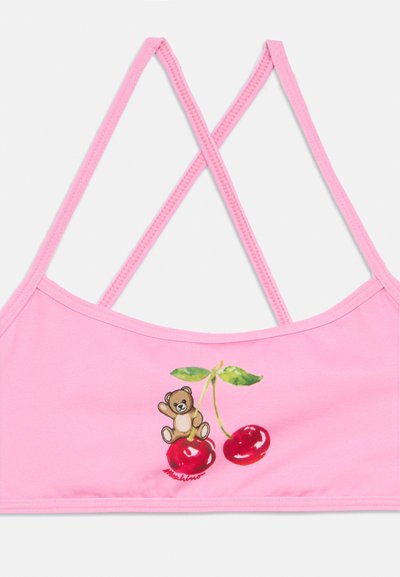 Ροζ κοντό τοπ με λουράκια που διασταυρώνονται. Διαθέτει εκτύπωση με αρκουδάκι και κεράσια. Κατασκευασμένο από απαλό βαμβακερό ύφασμα.