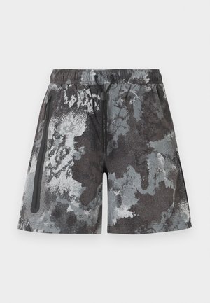Shorts de sport pour hommes avec un motif camouflage abstrait gris et noir, taille élastique avec cordon de serrage, et poche latérale zippée.