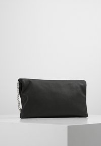 Clutch in pelle nera con superficie texture, forma rettangolare e tracolla in metallo su un lato.