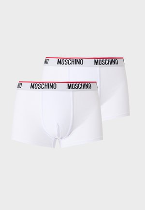 Kaks valget Moschino bokserit musta logoga elastse vööümbrisega, mille ääred on punased, valgel taustal eksponeeritud.