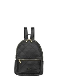 Czarny pikowany plecak wykonany z tkaniny, o zaokrąglonym kształcie, ze złotymi elementami i frontalną kieszenią na zamek. Regulowane ramiączka z tyłu.
