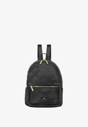 Czarny pikowany plecak wykonany z tkaniny, o zaokrąglonym kształcie, ze złotymi elementami i frontalną kieszenią na zamek. Regulowane ramiączka z tyłu.