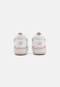 Sneakers albe și roz, cu un superior din piele și plasă, guler căptușit și o talpă din cauciuc cu detalii texturate. Logo-ul New Balance pe călcâi.