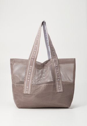 Borsa a rete in marrone chiaro con sottili spalline a contrasto che presenta il testo "BLANCHE." Design aperto con superficie testurizzata.