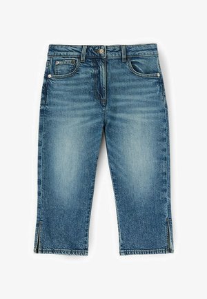 Niebieskie krótkie jeansy z denimu z przednimi kieszeniami, szlufkami na pasek, zapięciem na guziki oraz małymi rozcięciami na dole obu nogawek.
