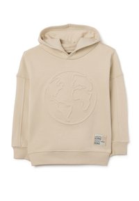 Beige hoodie met een getextureerd wereldontwerp op de voorkant, een voorzak en een gestikte label met een weggerelateerde frase.