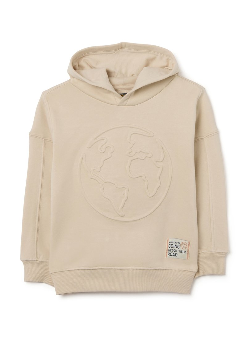 Beige hoodie met een getextureerd wereldontwerp op de voorkant, een voorzak en een gestikte label met een weggerelateerde frase.