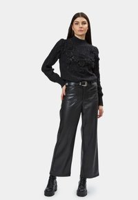 INFLUENCER FLOWER APPLICATION  - Trui - black