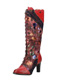 Bota alta de rodilla bordada en flores rojas, con parte superior de tela estampada, cierre de cordones en la parte delantera, y puntera y tacón de cuero rojo sólido. Tacón de 3 pulgadas.