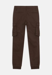 Bruine cargobroek met elastische boorden, voorzien van meerdere zijzakken en een klassieke vijf-pocket ontwerping. Gemaakt van comfortabele katoenmix stof.