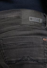 Mustang WASHINGTON - Vaqueros slim fit - schwarz