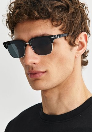 Next, SIGNATURE PREPPY FRAME POLARISED - Solbriller - black