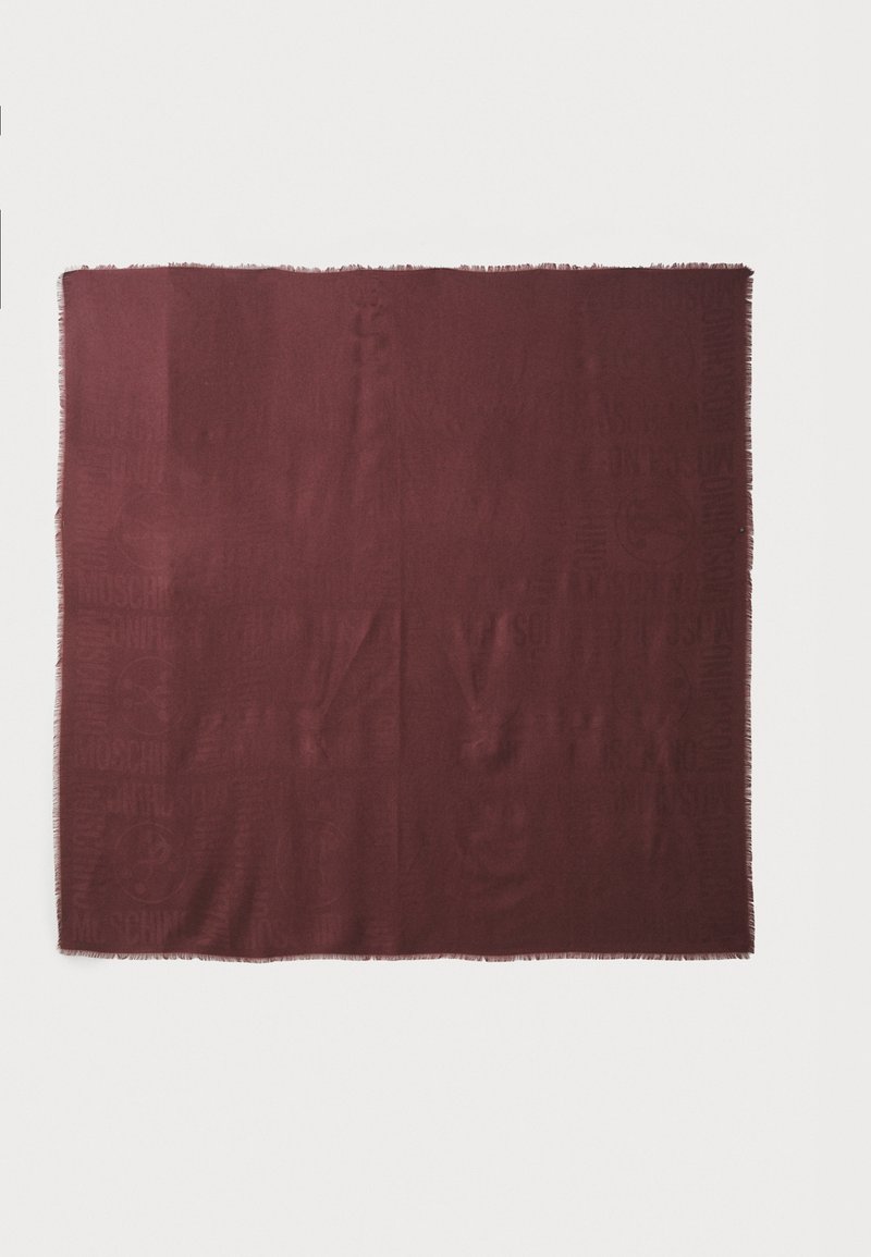 Grande echarpe quadrada bordeaux com padrão tonal subtil do logótipo Moschino e bordas franjadas, disposta sobre um fundo branco.