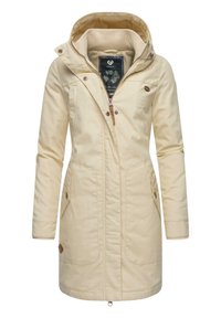 Beige lange coat met een capuchon, gemaakt van soepele stof. Kenmerkt knoopaccenten, twee voorzakken en een ritsluiting aan de voorkant.