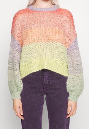 Neule cropped-neule pusero, jossa on gradienttikuosi oranssissa, vaaleanpunaisessa, laventelissa ja vihreässä. Ominaisuuksiin kuuluvat löysät hihat ja ribbaushelma. Teksturoitu lanka.