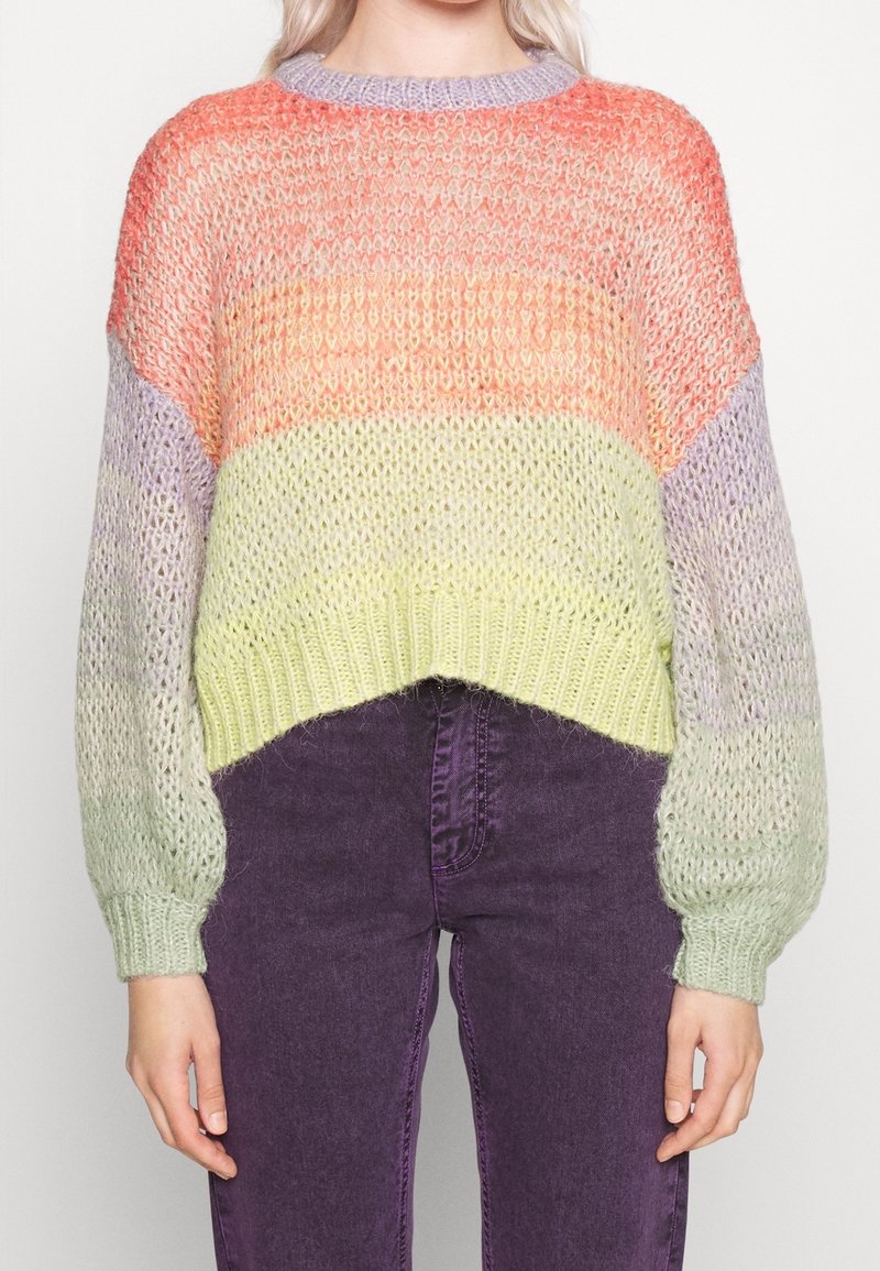 Pletený zkrácený svetr s gradientním vzorem v oranžové, růžové, levandulové a zelené barvě. Má volné rukávy a žebrovaný lem. Texturovaná příze.