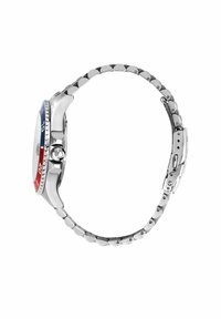 Orologio da polso in acciaio inossidabile con lunetta blu e rossa, quadrante bianco e bracciale lucido, che mette in mostra una cassa tondeggiante e dettagli intricati.