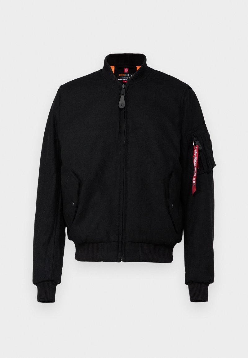 Schwarze Bomberjacke mit Reißverschluss vorne, gerippten Bündchen und Saum, seitlichen Taschen und einer Ärmeltasche mit einem roten Etikett.