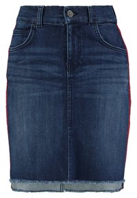 Džínová tužková sukně v tmavě modré barvě s červenými bočními pruhy, zakončená roztrhaným lemem. Obsahuje pět kapes a zapínání na knoflík v pase.