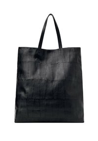 Sac fourre-tout en cuir noir avec une surface texturée, présentant des panneaux verticaux et deux anses. Forme rectangulaire spacieuse.