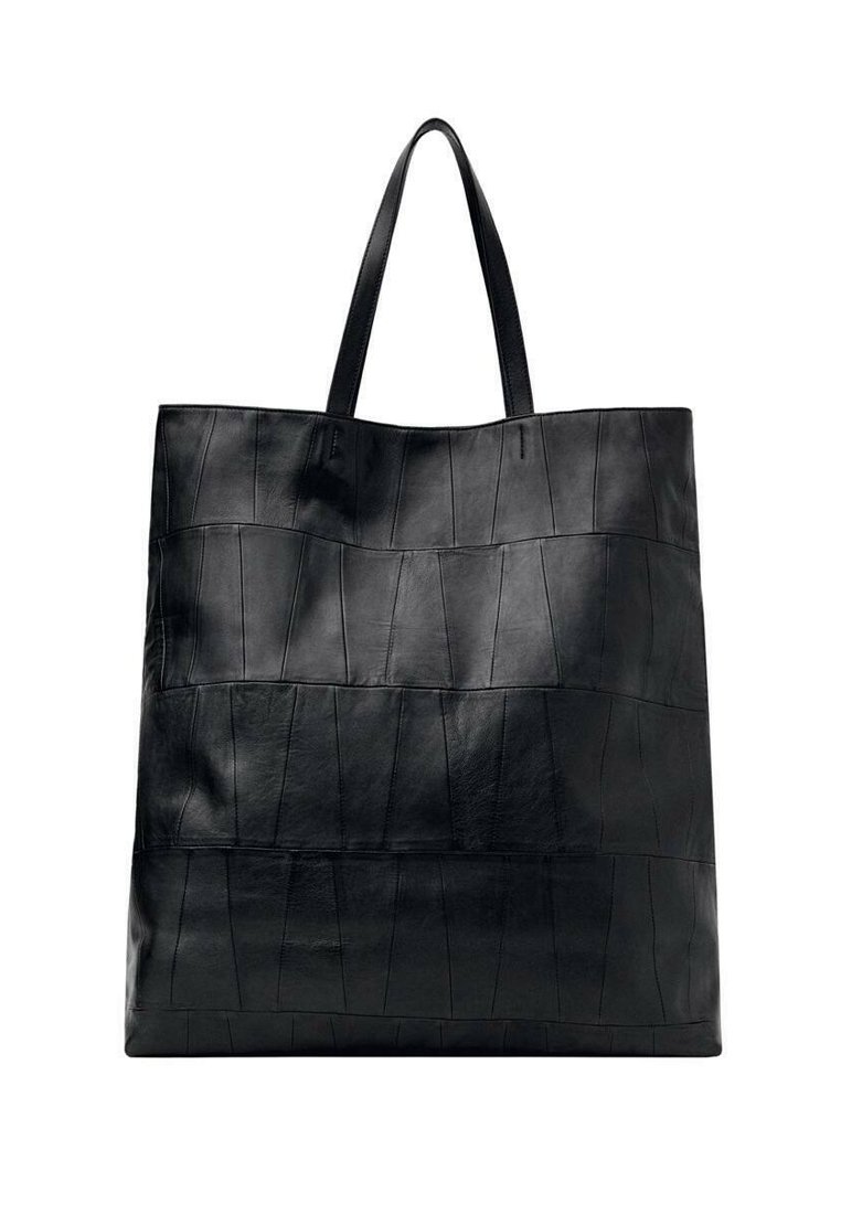 Sac fourre-tout en cuir noir avec une surface texturée, présentant des panneaux verticaux et deux anses. Forme rectangulaire spacieuse.