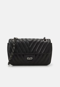 Borsa a tracolla in pelle nera con motivo a zigzag trapuntato, tracolla in catena argentata e dettaglio con chiusura anteriore. Forma rettangolare compatta.