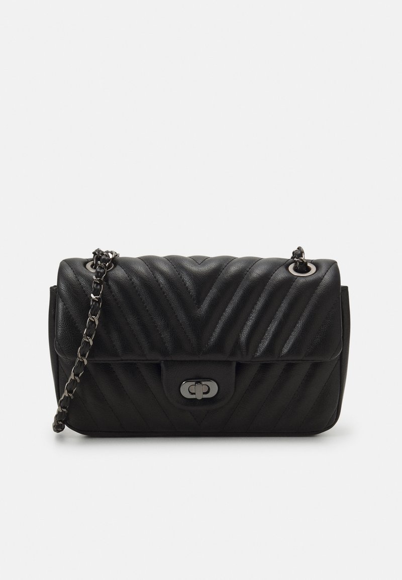 Borsa a tracolla in pelle nera con motivo a zigzag trapuntato, tracolla in catena argentata e dettaglio con chiusura anteriore. Forma rettangolare compatta.