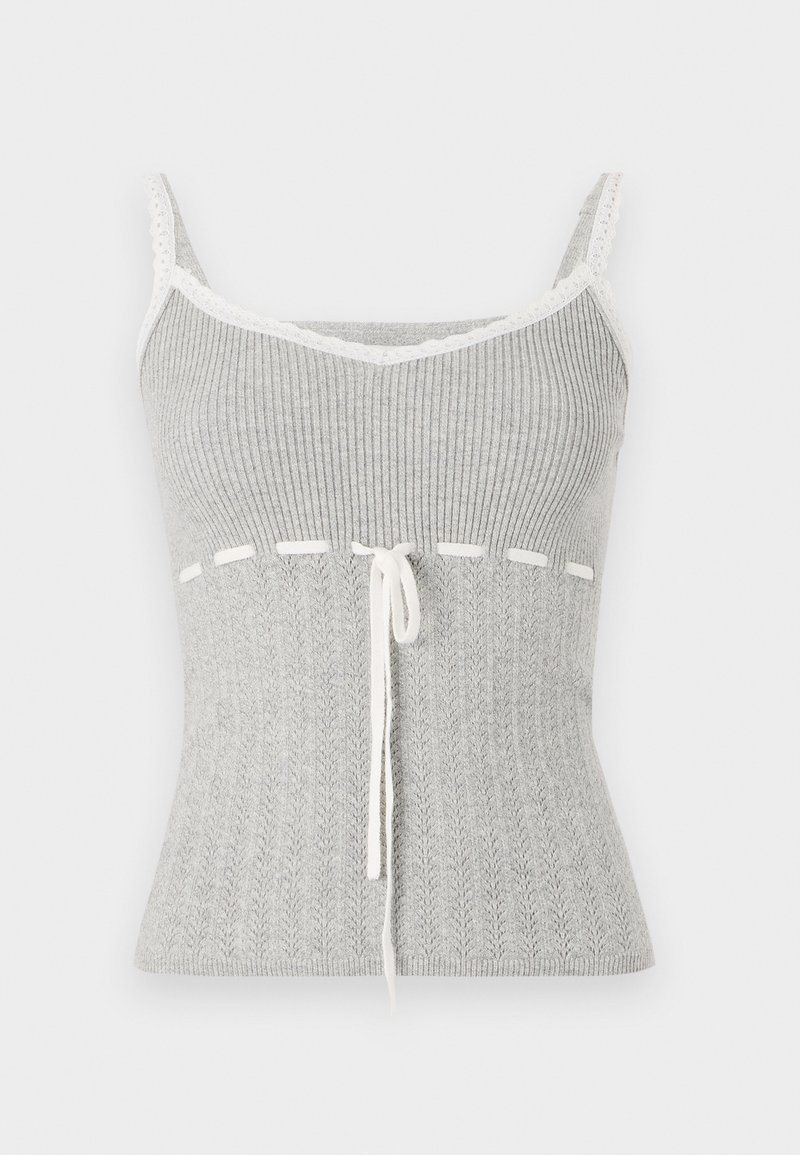 Szary, żeberkowy top na ramiączkach z koronkowym wykończeniem, z dekoltem w kształcie litery V, detalem w postaci związania w talii oraz fakturą przypominającą wzór dzianiny.