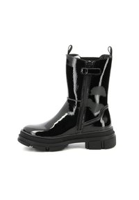 Botines de charol negros con un acabado brillante, cierre lateral de cremallera y suela de goma gruesa; diseñados con dos pequeñas lengüetas en la parte superior.