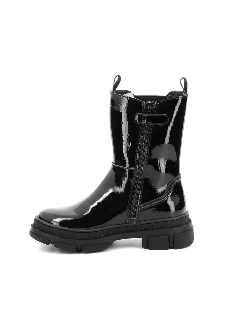 Botines de charol negros con un acabado brillante, cierre lateral de cremallera y suela de goma gruesa; diseñados con dos pequeñas lengüetas en la parte superior.