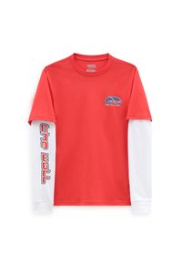 T-shirt in cotone rosso con maniche lunghe bianche, un logo sul petto e la scritta "THE WALL" stampata in rosso sulla manica sinistra.