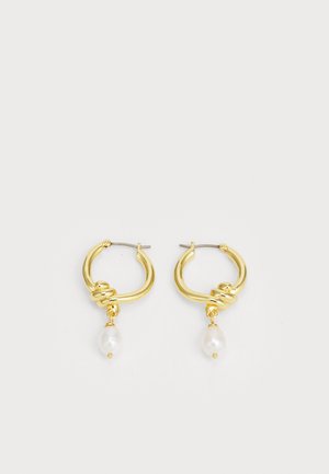 Orecchini a cerchio in oro caratterizzati da un design attorcigliato, arricchiti da perle bianche a goccia. La ferramenta in argento collega i componenti in modo sicuro.