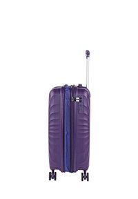 Maleta dura morada con un diseño texturizado, dos cremalleras, un candado de combinación y un asa retráctil. Cuenta con cuatro ruedas para facilitar la movilidad.