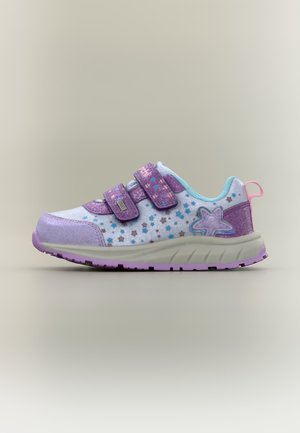 Baskets enfant en violet et bleu clair avec motifs d’étoiles, deux brides velcro et une semelle blanche avec une languette rose au talon.