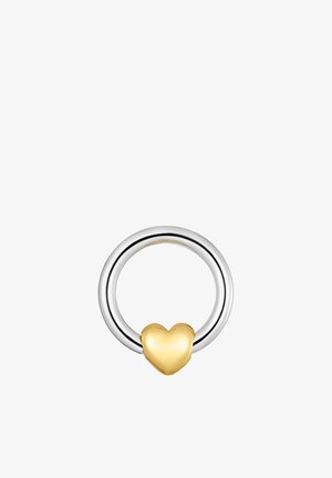 Silberner Ring mit einem kleinen goldenen Herzanhänger, der unten in der Mitte befestigt ist, vor weißem Hintergrund.