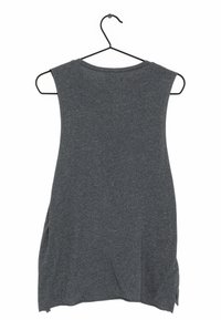 Haut sans manches gris en tissu doux, avec un col rond et des fentes sur les côtés, suspendu à un cintre en fil noir.
