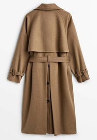 Manteau long en laine marron avec ceinture, fente arrière, rabat tempête et brides aux poignets, présenté sur fond blanc.