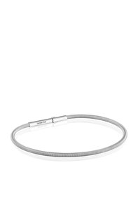 Pulsera de acero inoxidable con un diseño flexible y suave; presenta un acabado plateado y un cierre magnético seguro para facilitar su uso.