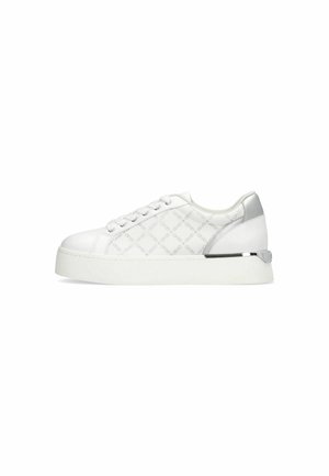 Zapatilla blanca con textura acolchada, puntera redonda, diseño de cordones, detalles plateados en el talón y suela gruesa de goma blanca.