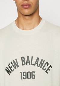 New Balance T-shirt med print - mottled light grey
